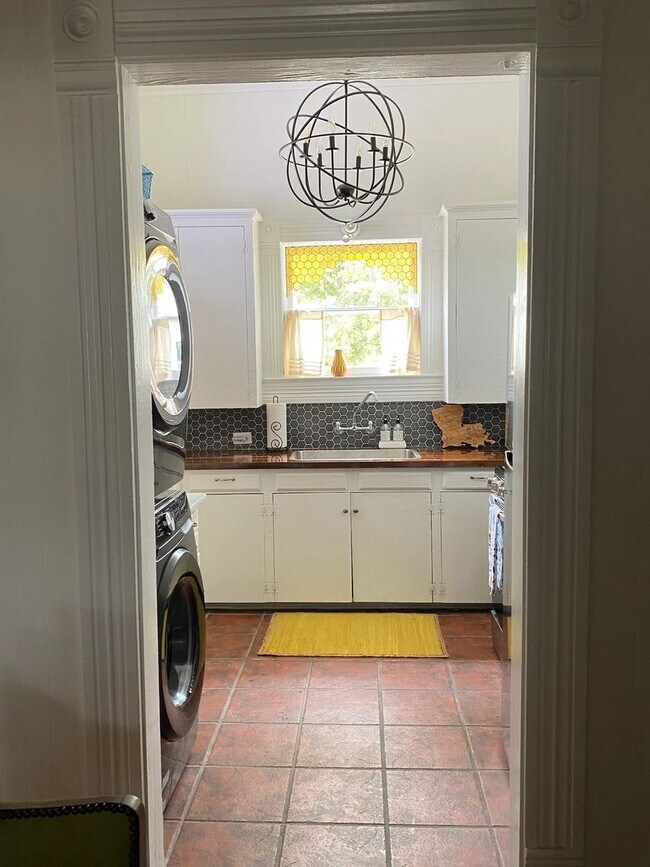 Foto del edificio - Quaint 2-Bed, 1-Bath Duplex in Downtown La...