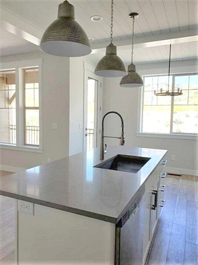 Building Photo - Perfectly Located Wasatch Spring Townhome