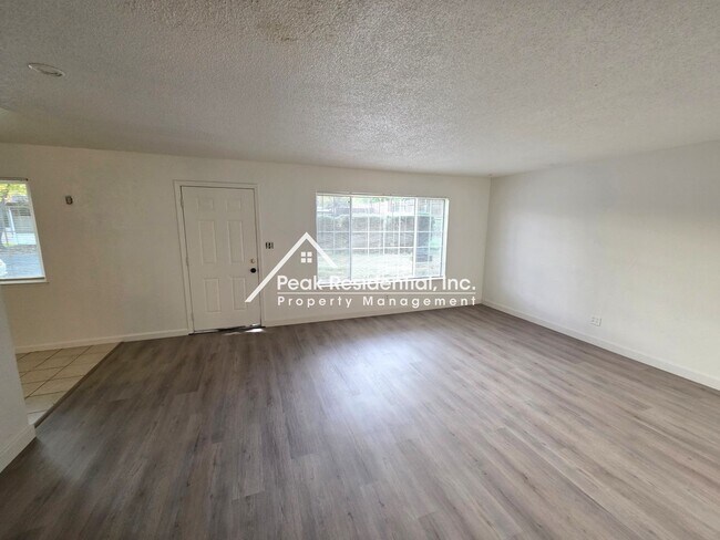 Foto del edificio - Updated 2bd/1ba Roseville Duplex near Oakmont H.S.