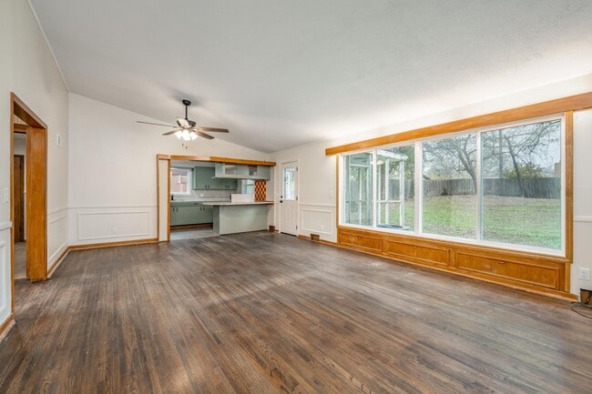 Foto del edificio - 1520 N Yale Blvd