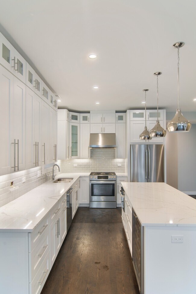 Foto del edificio - 2450 N Clybourn Ave