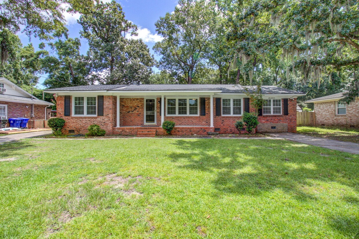Primary Photo - 816 E Estates Blvd
