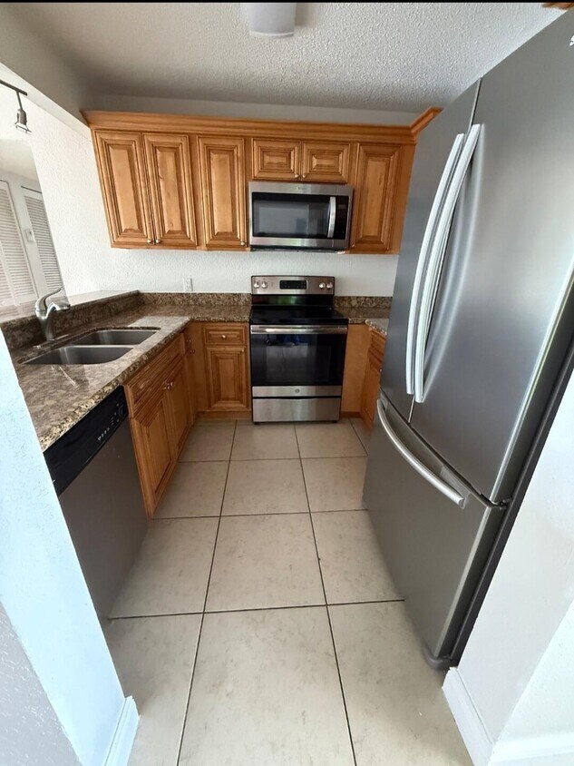 Building Photo - 1484 Lake Crystal Dr