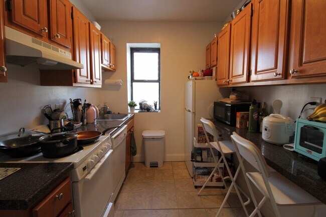 Building Photo - 906 Beacon St