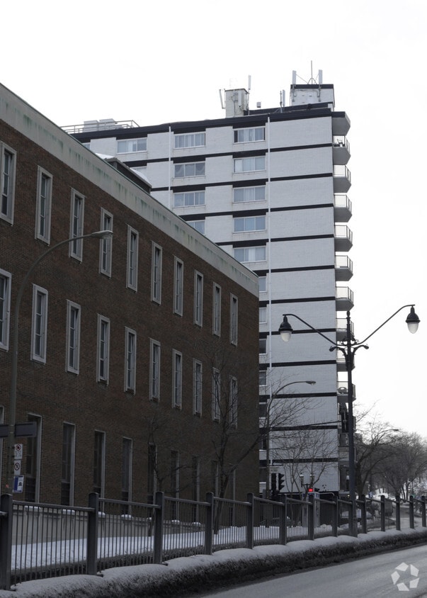 Building Photo - 500 Des Pins