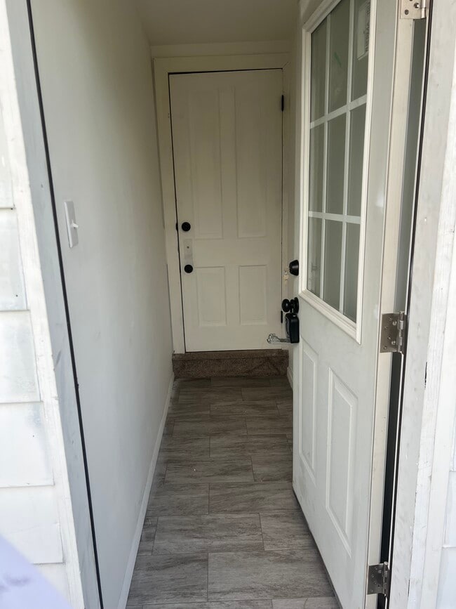 Entry Way - 1 W Hanover St