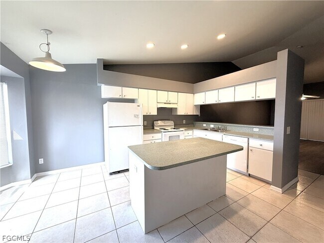 Foto del edificio - 1127 Diplomat Pkwy E