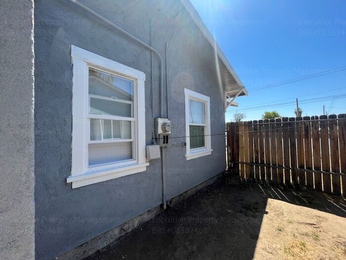 Primary Photo - 2 bedroom 1 bathroom house