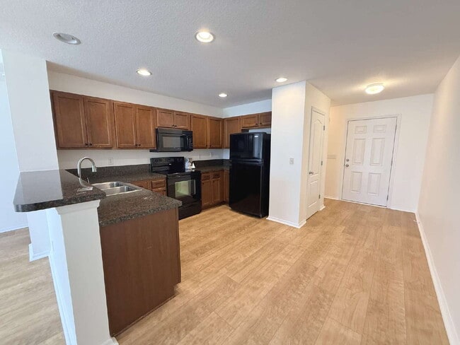 Building Photo - Rejuvenated Tuscany Village Townhome