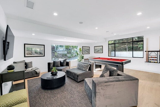 Building Photo - Skyhill Modern Lux with Hot Tub, Walk to U...