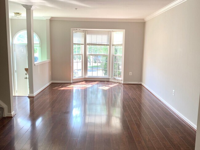 Building Photo - Gorgeous 3bd 2.5bth updated townhouse in O...
