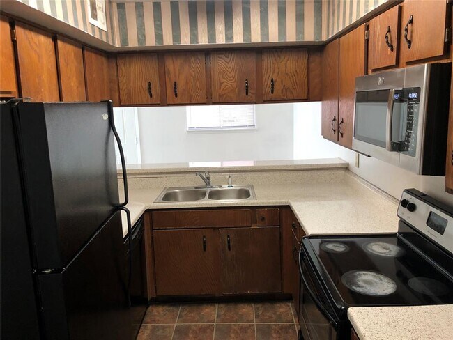 Foto del edificio - 8048 Sands Point Dr