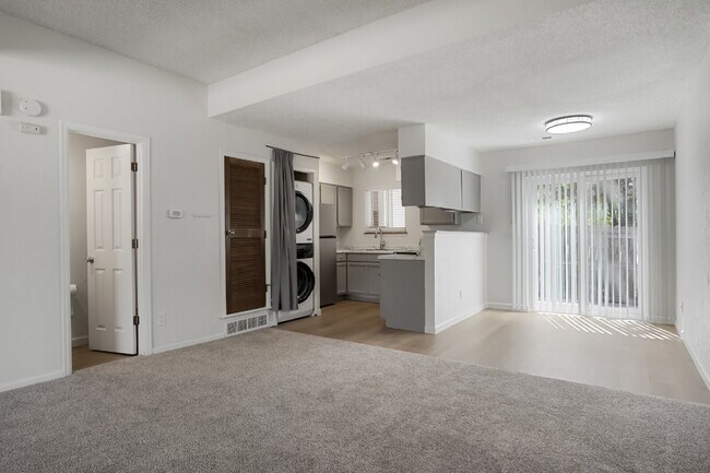 Foto del edificio - Spacious 2 Bed Townhome with Parking in Lake Arbor
