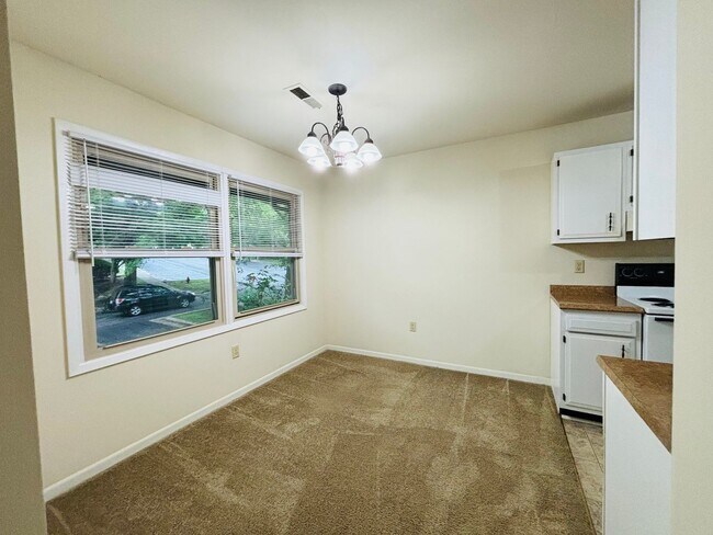 Building Photo - 3 Bedroom 1 Bath Condo