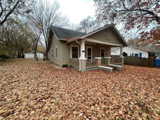 Building Photo - Recently Remodeled 3 Bedroom 1.5 Bathroom!