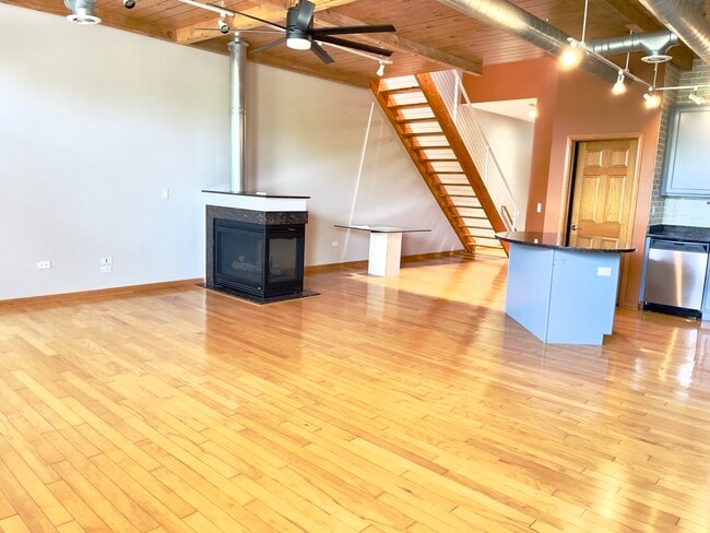 Building Photo - 1675 Town Center St