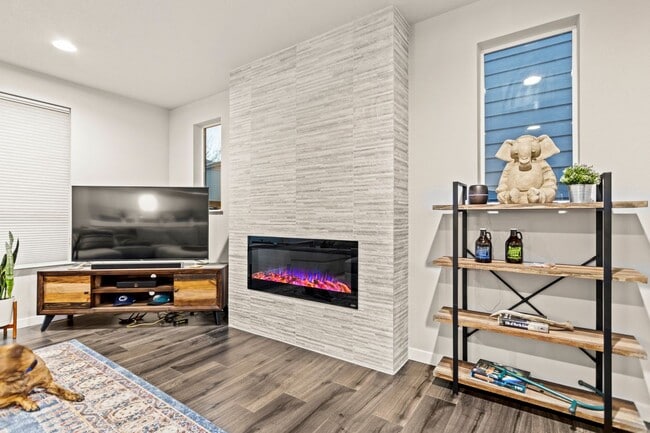 Building Photo - Available 4BR/4BATH Modern Home near Ash C...