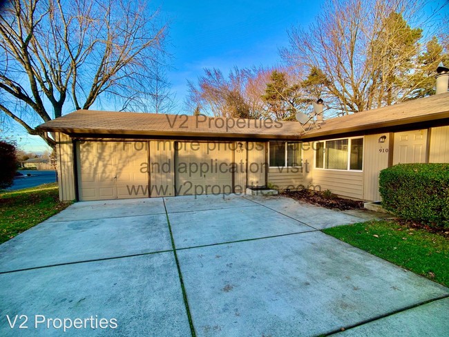 Foto del edificio - 920 NE Village Squire Ave