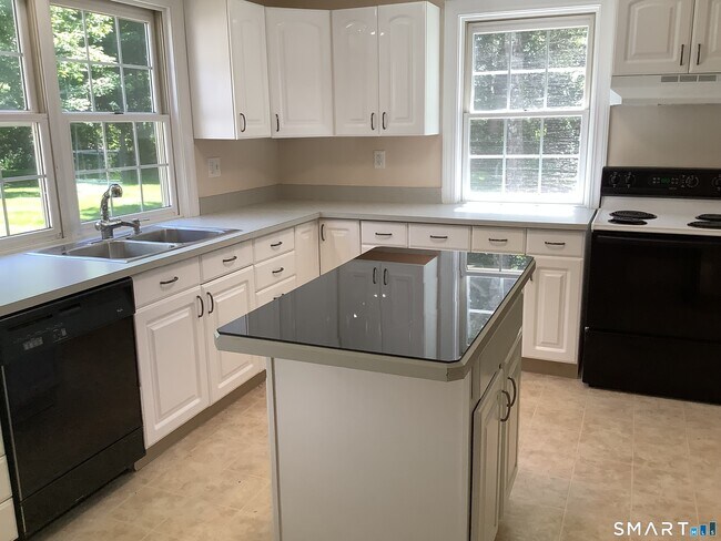 Foto del edificio - 668 Huckleberry Hill Rd