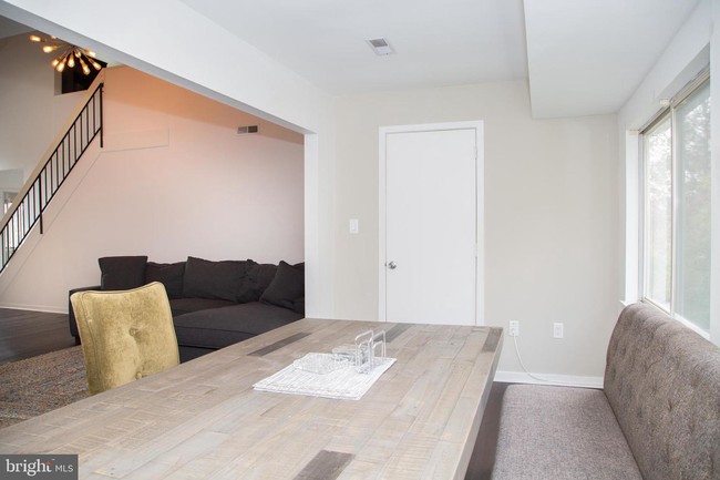 Building Photo - 828 Chanticleer