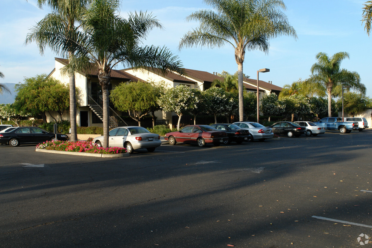 Building Photo - Hollipat Apartments
