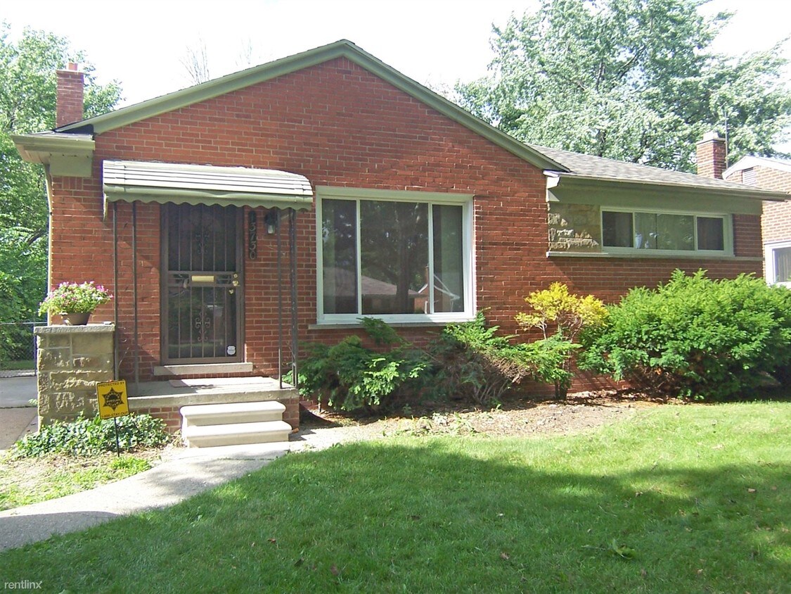 3 br, 1.5 bath House 13730 Courtland St House Rental in Oak Park, MI