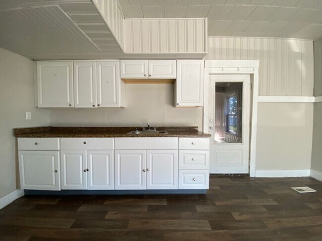 Foto del edificio - 2 bed 1 full bath and 1 half bath home for...