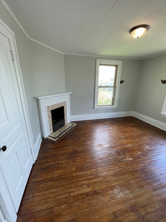 Building Photo - 207-209 E 7th St