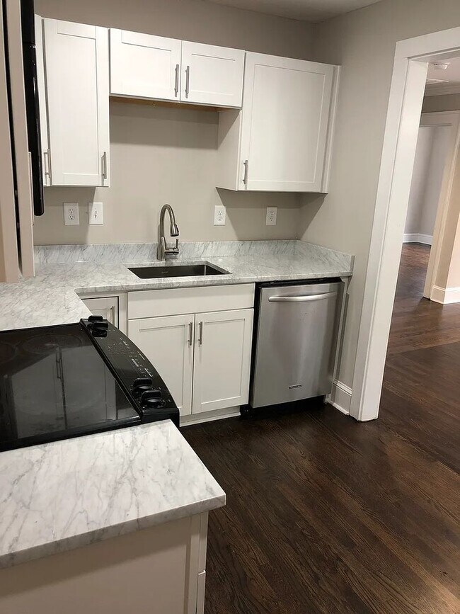 Building Photo - 4 Bed 2 Bath in Atlanta!