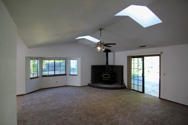 Foto del edificio - Spacious Home Between Redding and Anderson