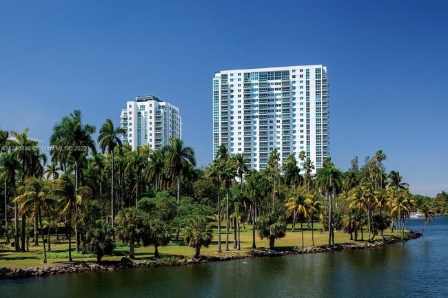 Foto del edificio - 1861 NW South River Dr