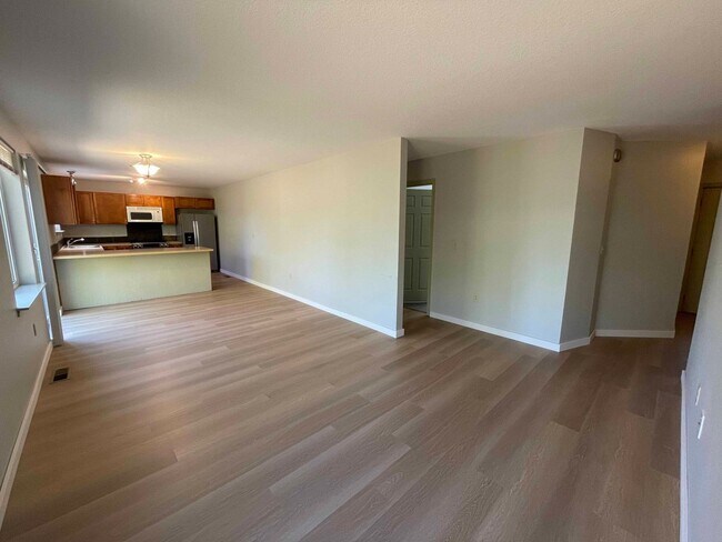 Building Photo - Great 6 bed, 6 bath Duplex Unit in North Portland with Laundry, Patio