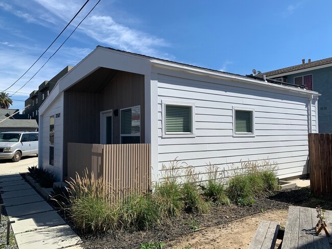 Building Photo - 219 N Ave 54