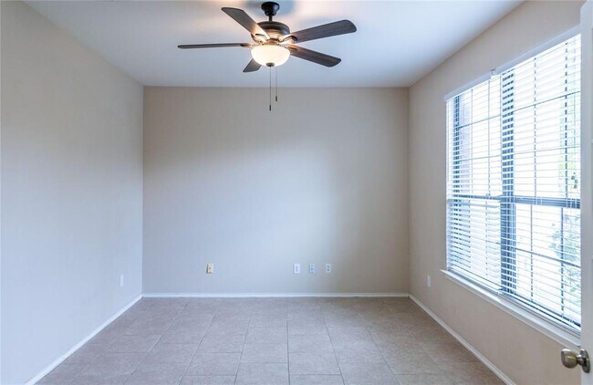 Building Photo - 2407 Hollis Ln