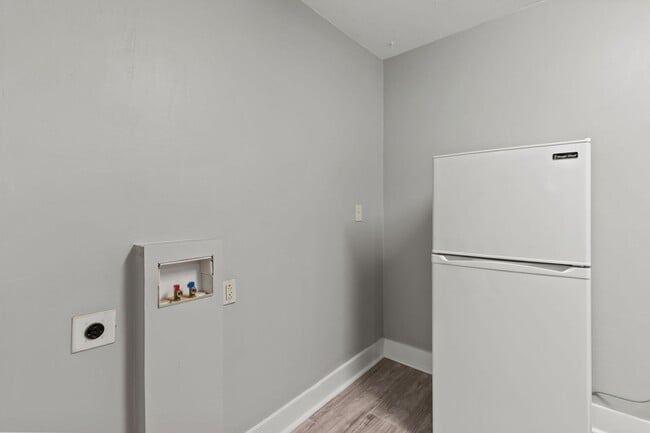 Building Photo - For Rent - $1195.00 2 bedroom/1 bath Duplex unit