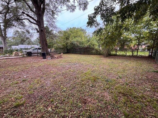 Foto del edificio - 3 Bedrooms, 2 Bathrooms - Home in Celenease!