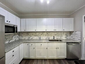 Building Photo - 204 N Laurel Ave