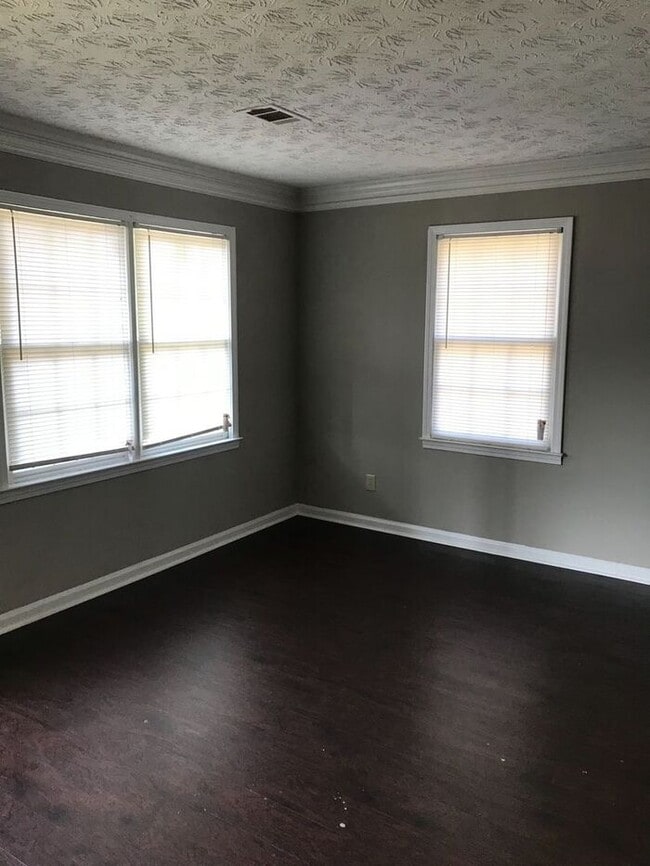 Building Photo - Available now!!! 2 bedroom 1 bath duplex!