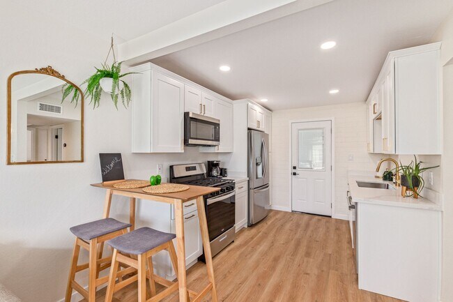 Foto del edificio - Furnished home with private yard in the He...