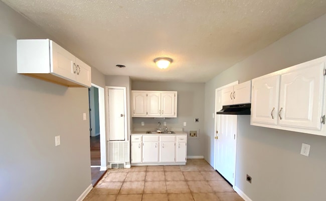 Building Photo - 896 Leacrest Ave