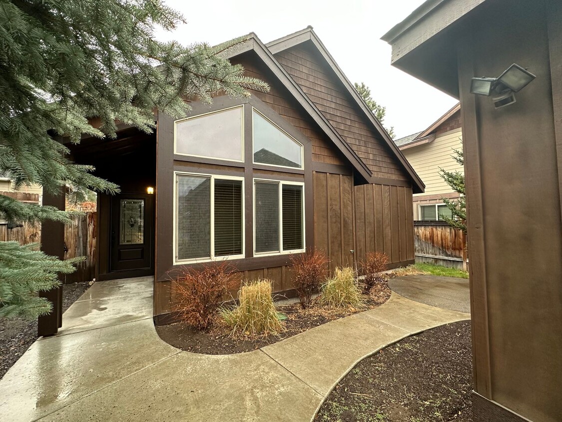 Primary Photo - 3 Bed, 2 Bath Northeast Bend Haven - Hardw...
