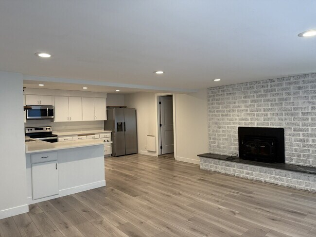Foto del edificio - Spacious 3 Bedroom Unit - READY FOR MOVE IN!