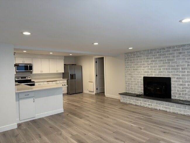 Building Photo - Spacious 3 Bedroom Unit - READY FOR MOVE IN!