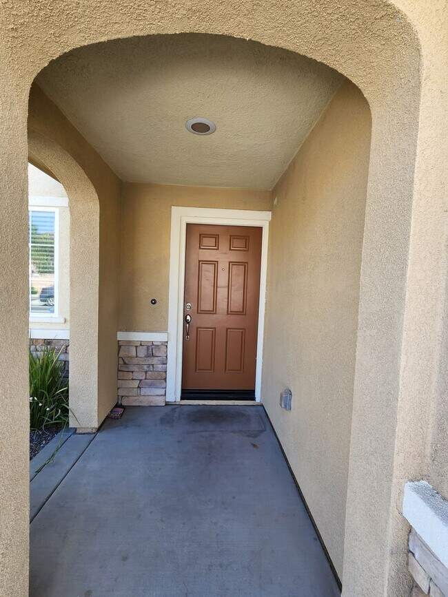Foto del edificio - Canyon Hills 2 Story, 4BD, 2.5BA Lake Elsi...