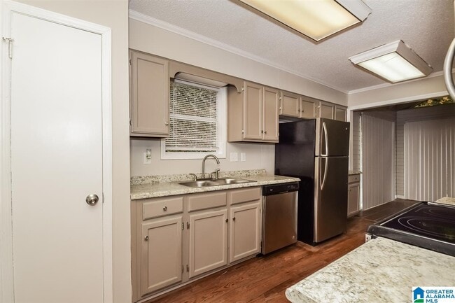 Building Photo - 2435 Burgundy Dr