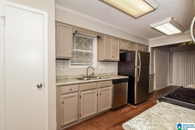 Foto del edificio - 2435 Burgundy Dr