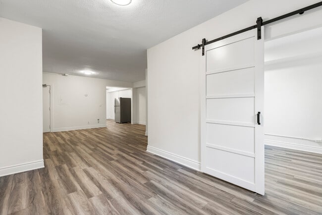 Building Photo - University Apartments - 8 St. Thomas