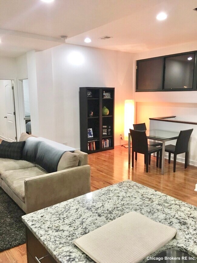 Foto del edificio - 2360 W Dickens Ave