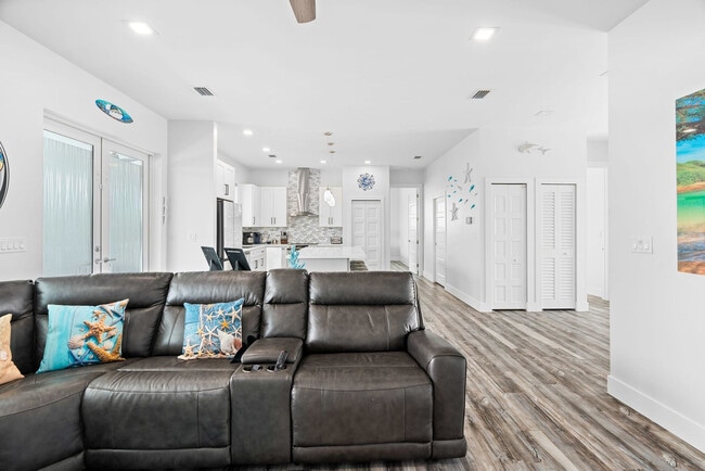 Building Photo - 83 Pescayo Ave