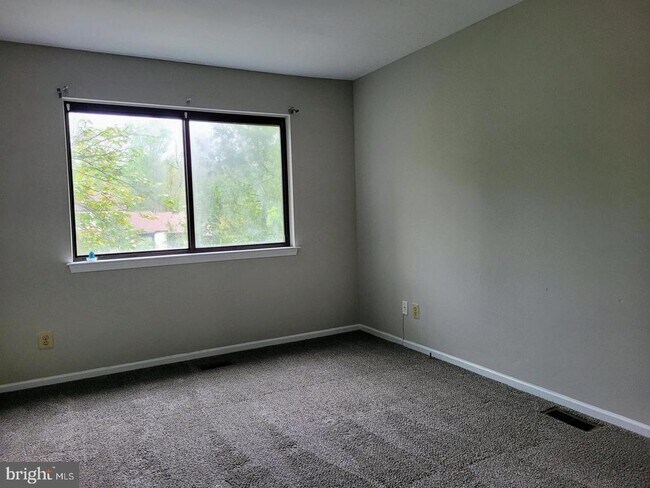 Building Photo - 104 5 Crown Royal Cir